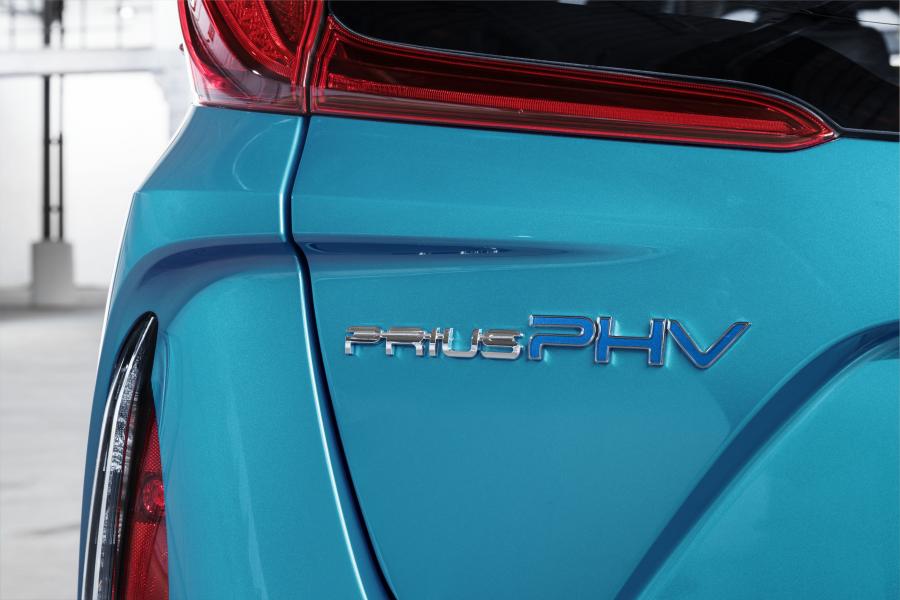 Логотип Toyota Prius Plug-in Hybrid 2016 года  (фото 80 из 187)